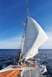 kurze brennweite vom vordersten mast auf ein segelschiff fotografiert