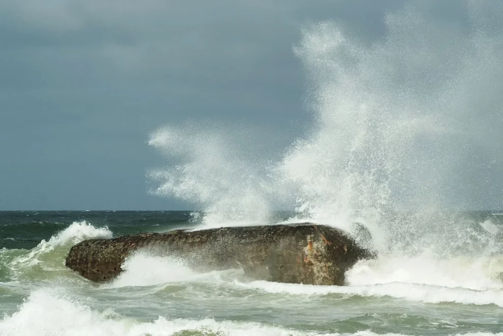 kurze belichtungszeit krachende welle über betonbunker