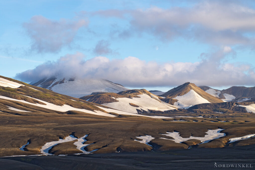 schneebedeckte Berggipfel unter wolken auf island gegenbeispiel fotospruch landschaft immer weitwinkel