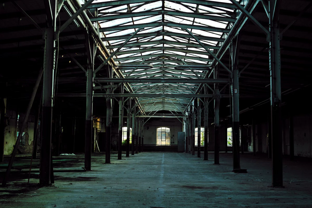 zentral perspektive in einer alten fabrikhalle mit stahlträgern