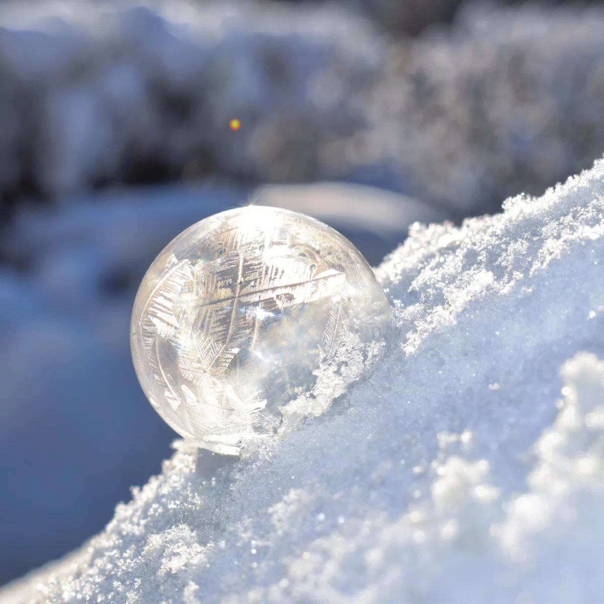 gefrorene seifenblase im schnee