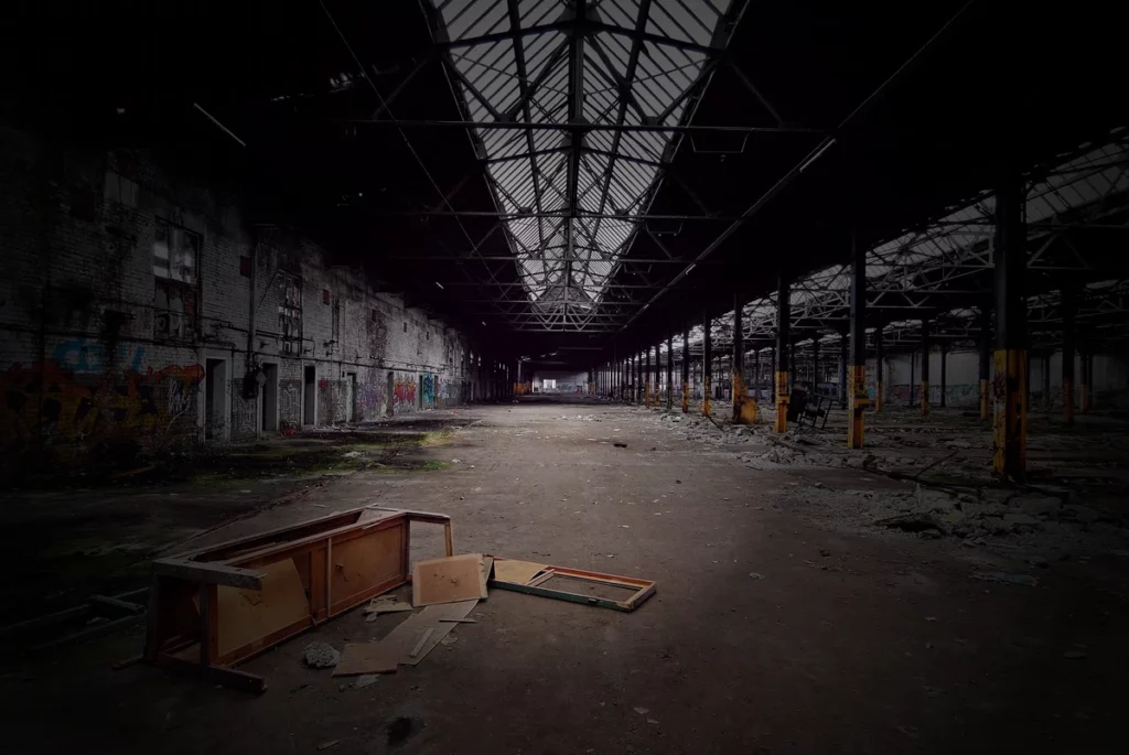 verlassene fabrikhalle mit vignette