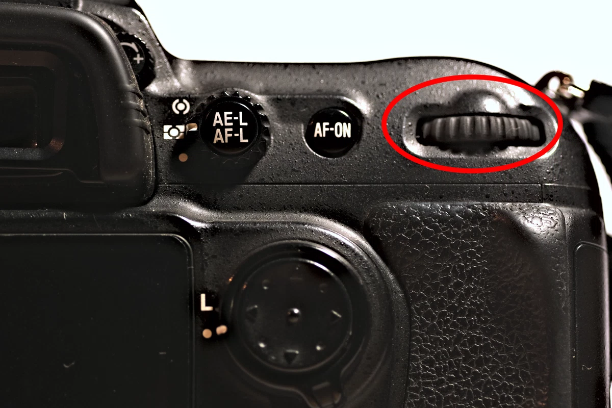 beispiel für ein einstellrad an einer dslr-kamera