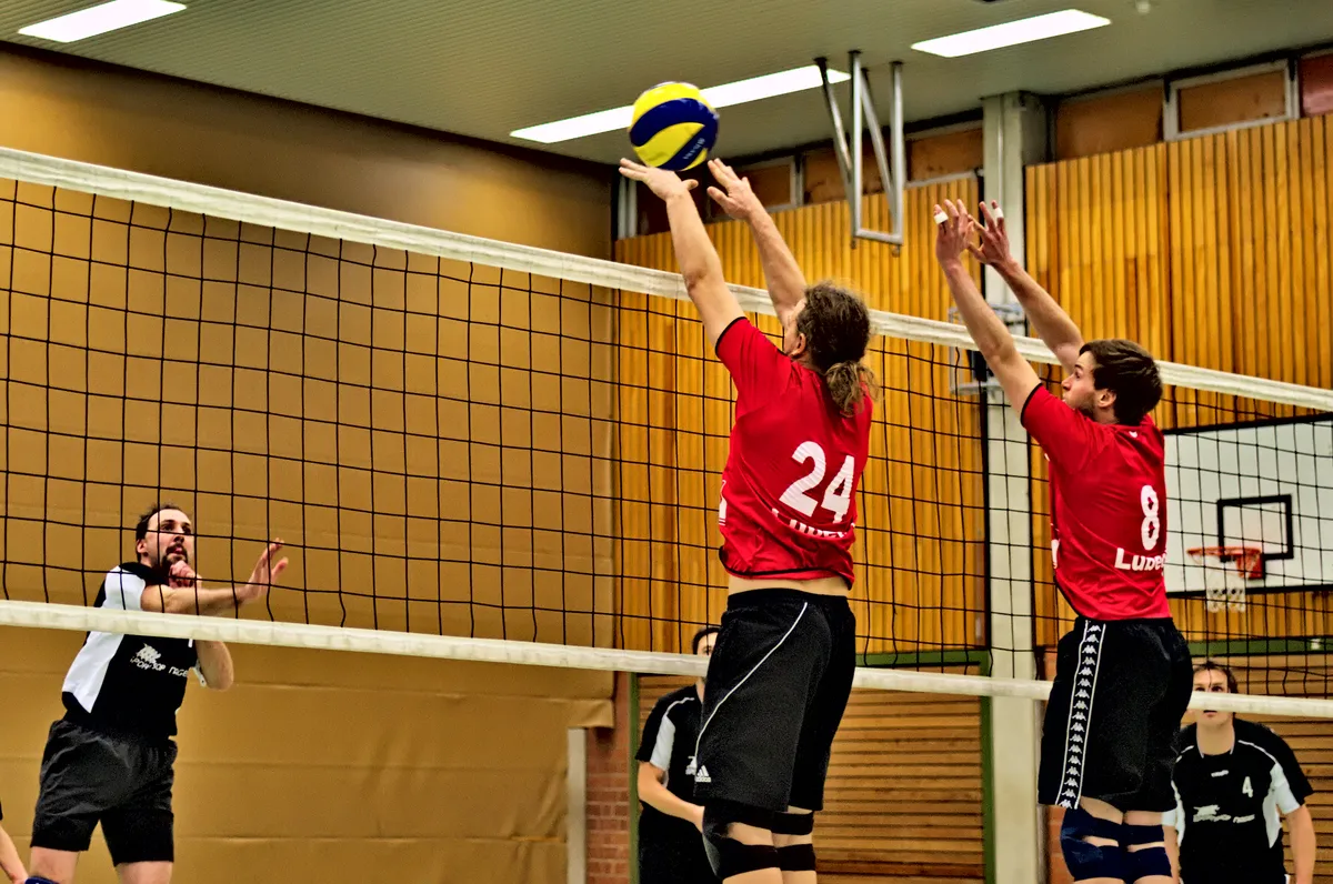 angriff im volleyball mit block und zu langer belichtungszeit