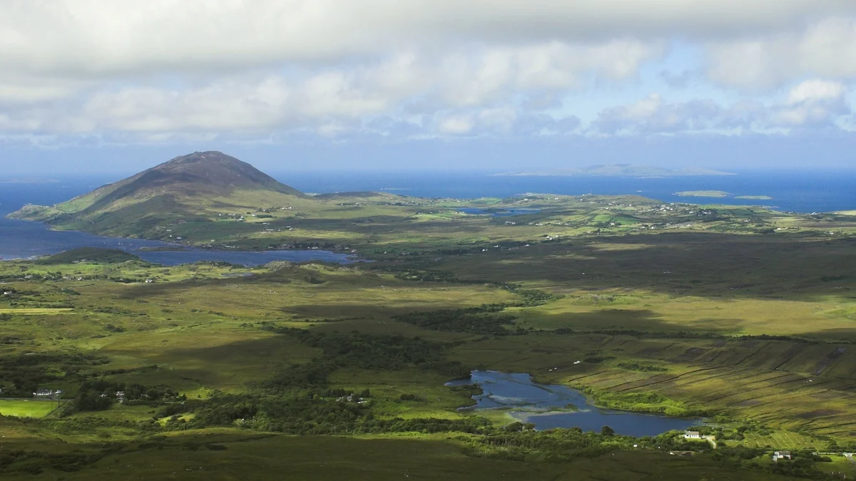 grüne landschaft irlands aus der vogelperspektive