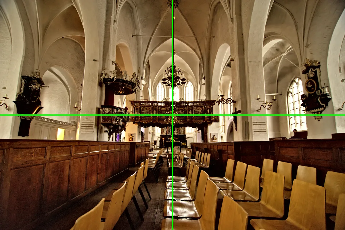 kirche innenraum mit stuhlreihen und goldverziertem hochaltar mit mittelraster