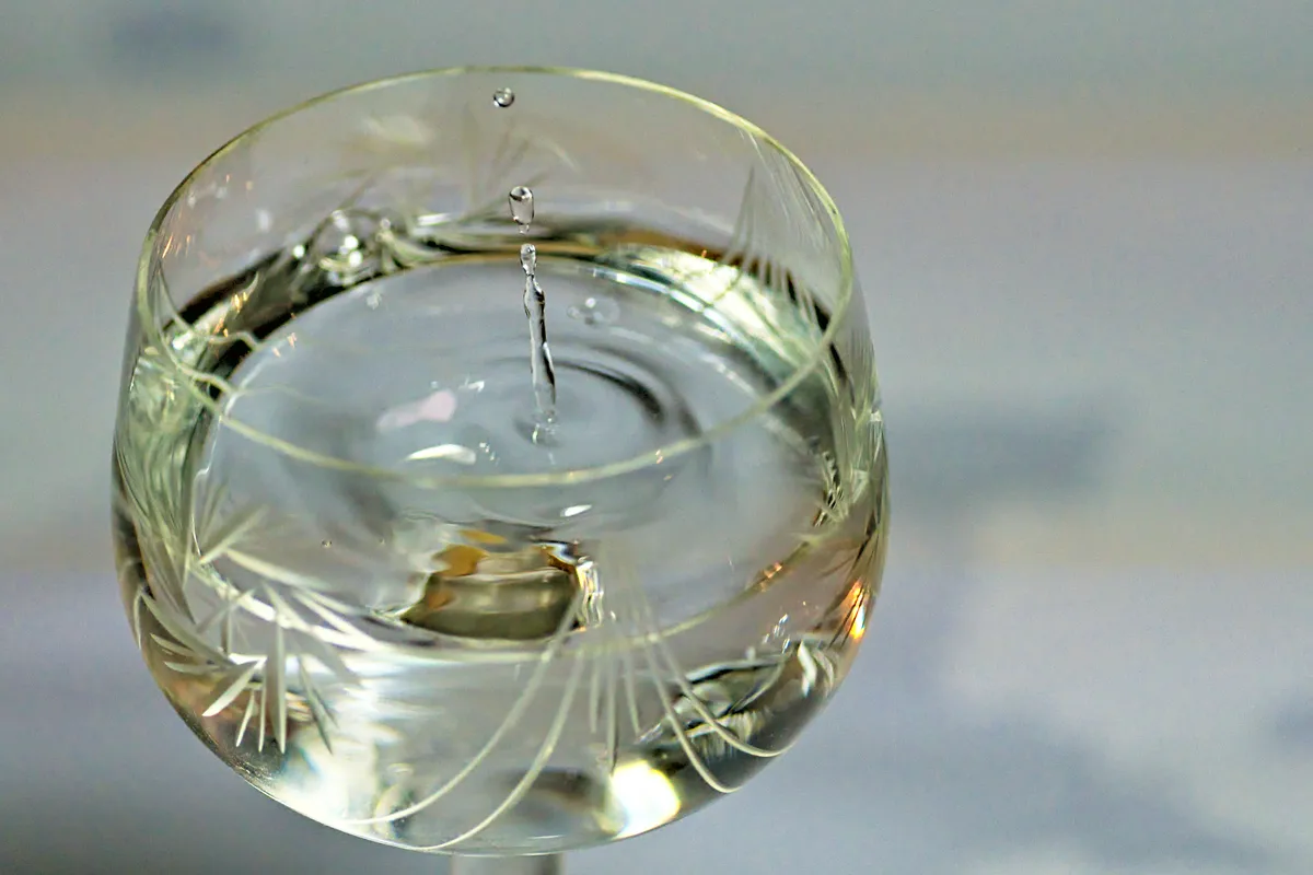 eingefrorener fallender wassertropfen in glas
