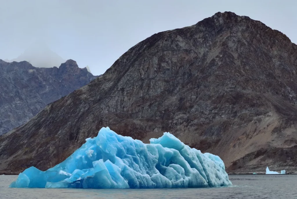 blauer eisberg vor grönländischer küste korrigiert