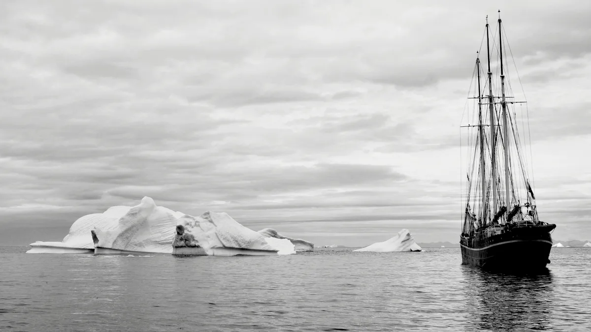 segelschiff zwischen eisbergen in schwarz-weiß