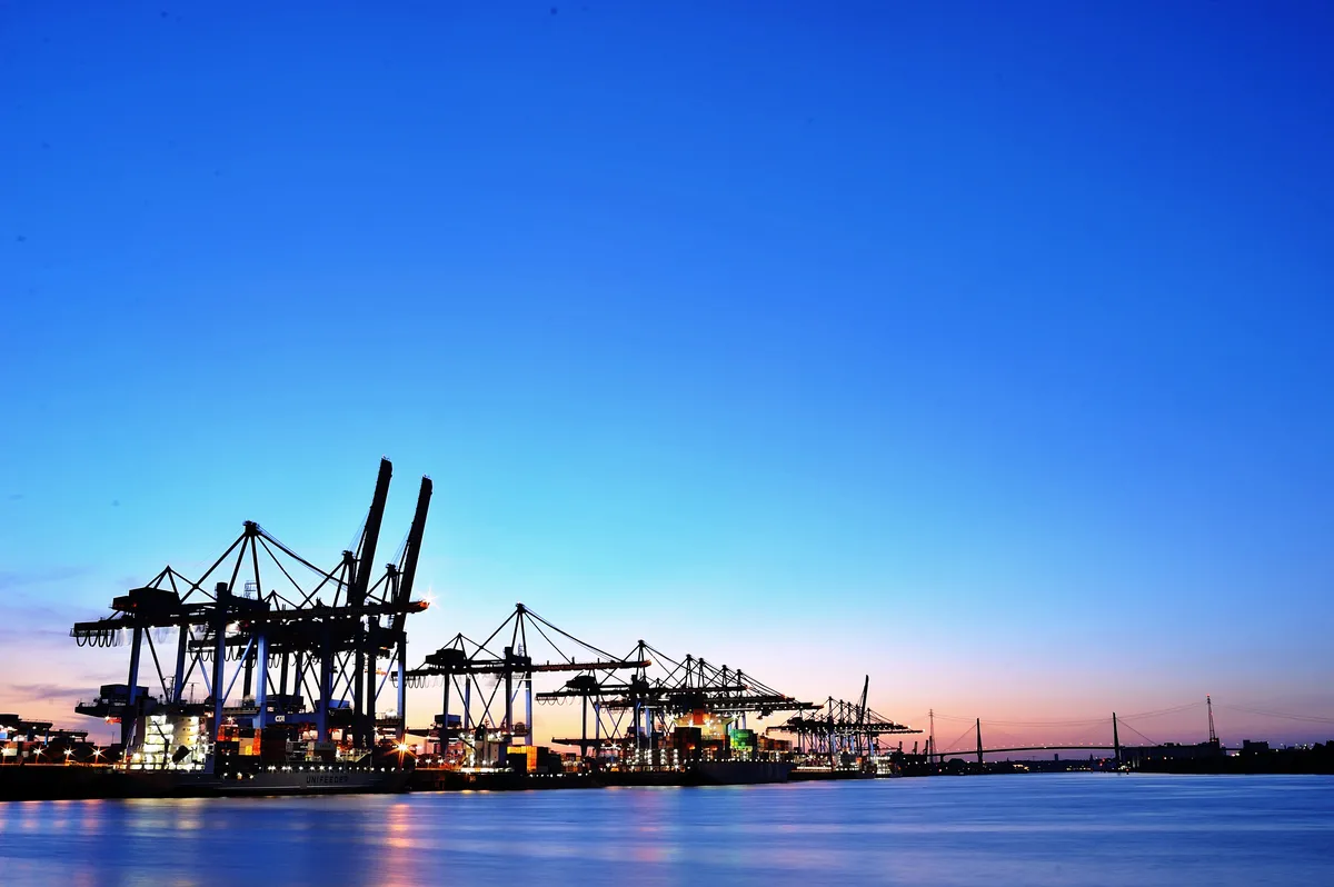 hamburg hafen containerkräne in der blauen stunde