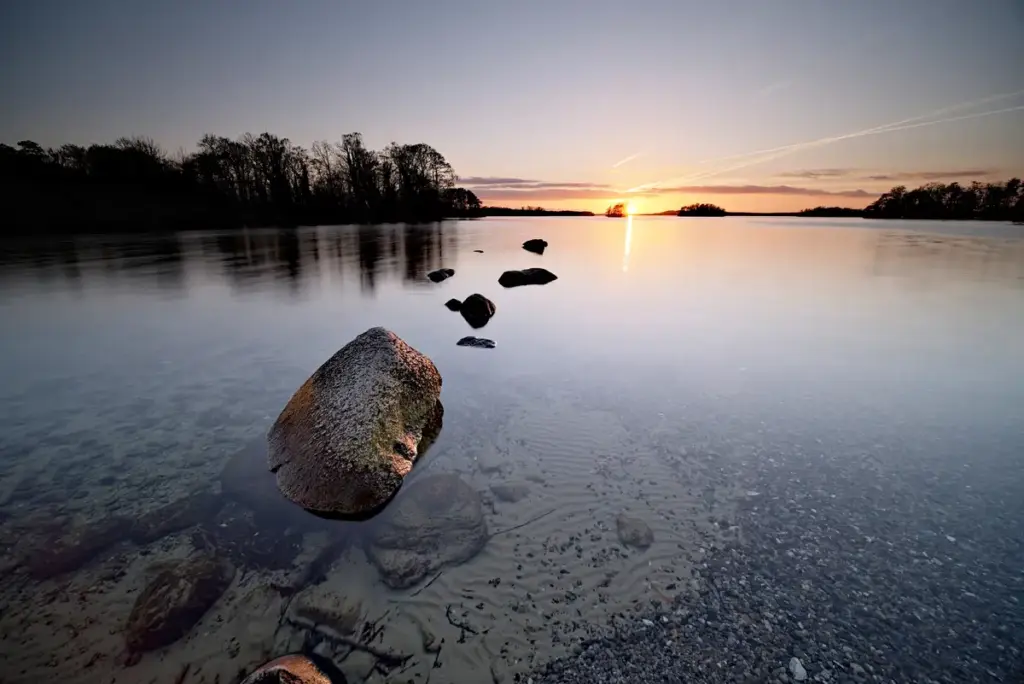 sonnenuntergang auf ruhigem plöner see