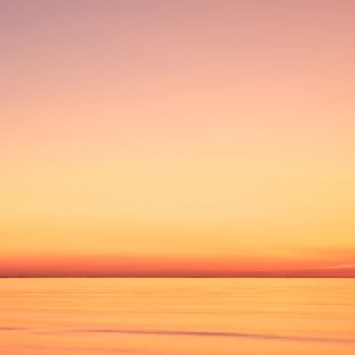 sonnenuntergang an der ostsee mit leuchtend gelben Farben