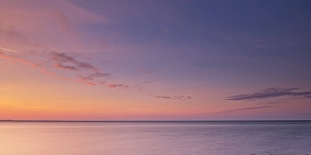 sonnenuntergang an der ostsee mit schleierwolken minimalistisch