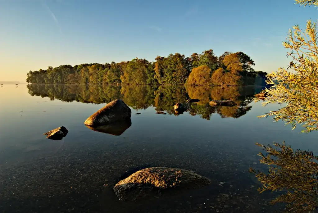 sonnenuntergang ruhiger see bunte wälder im herbst am plöner see