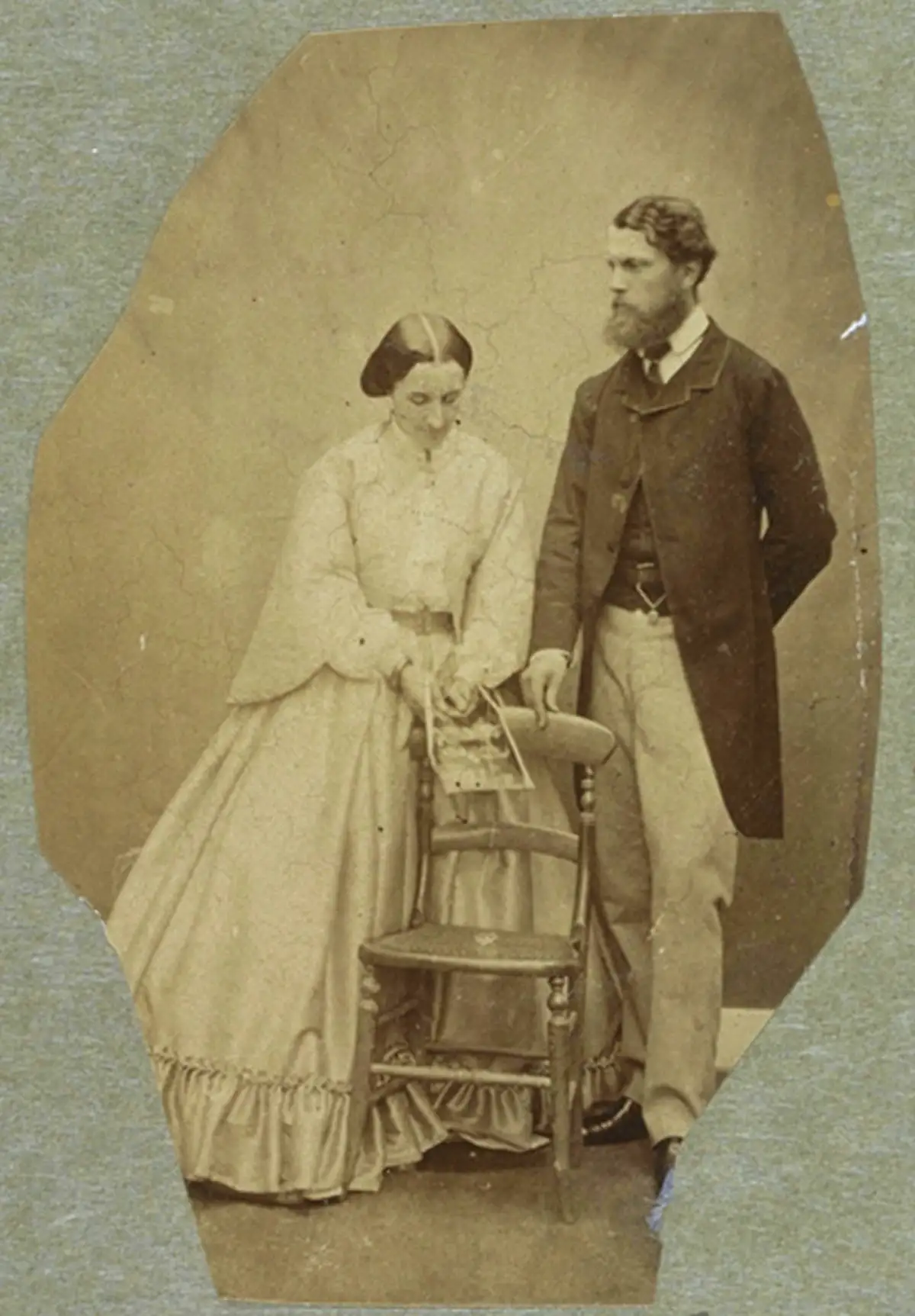 lady hawarden mit Donald Cameron of Lochiel und einem holzstuhl zwischen sich