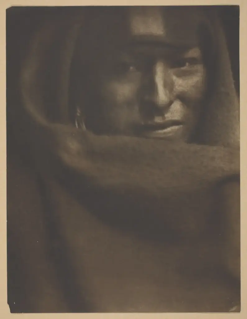 dunkles porträt eines Native Americans in eine Decke gehüllt