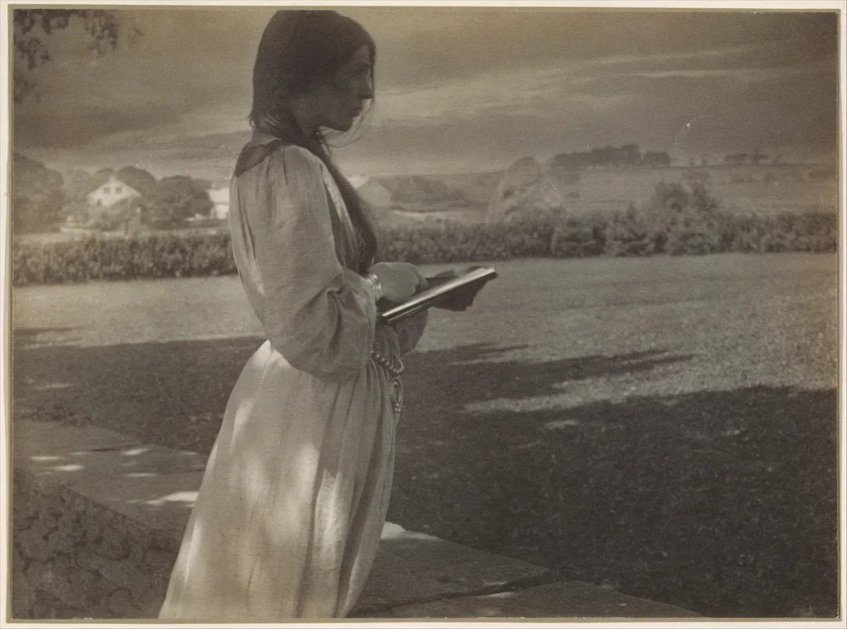 Gertrude Käsebier The Sketch junge frau steht über ihrer skizze gebeugt in einer dörflichen landschaft