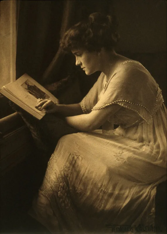 Gertrude Käsebier Porträt Martine McCulloch lesend in einem buch vor einem fenster