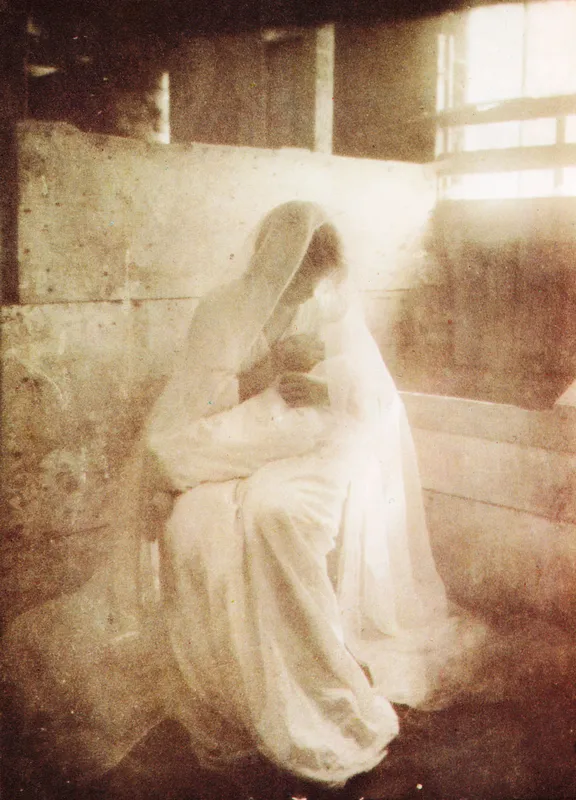 Gertrude Käsebier The Manger Frau mit einem kind auf dem arm vor einem fenster