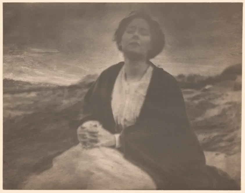 gertrude käsebier the heritage of motherhood sitzende frau in einer dünenlandschaft