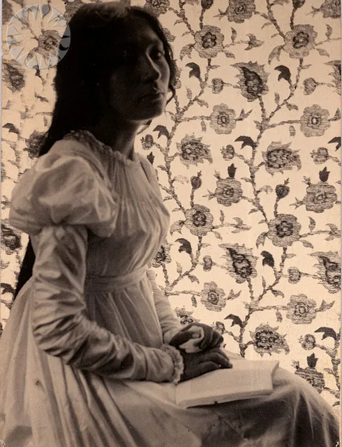 gertrude käsebier zitkala-sa junge frau im porträt vor hellem hintergrund gesicht liegt im dunklen