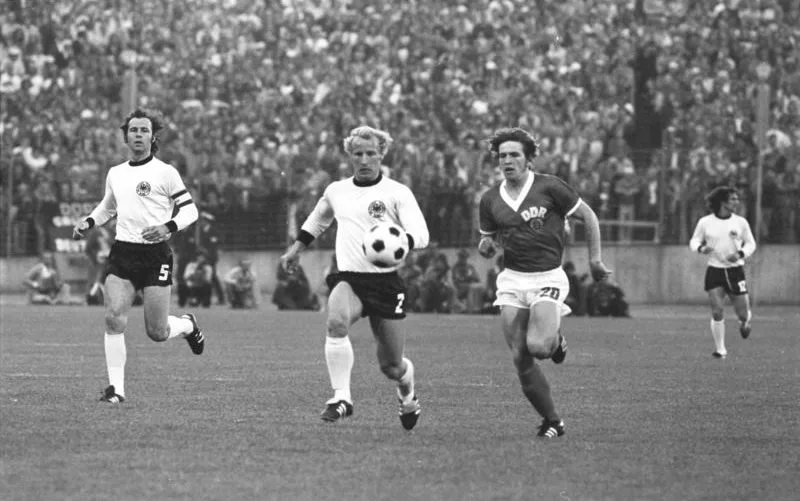 sparwasser und beckenbauer kämpfen 1974 um den ball