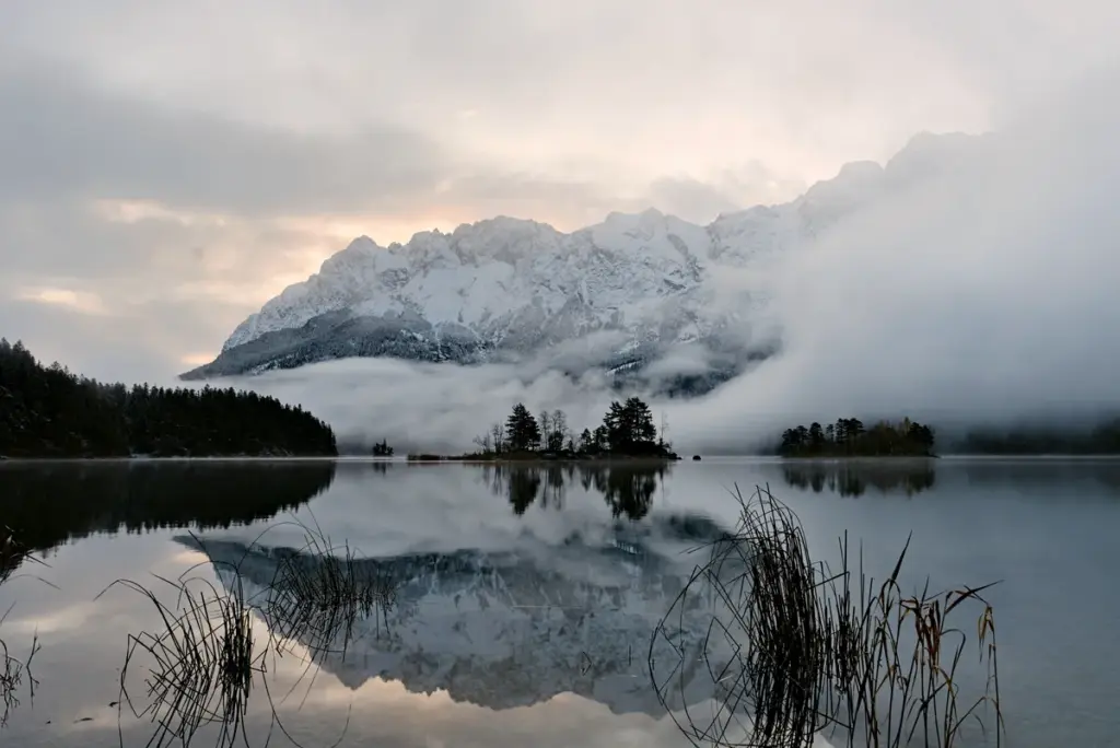 Nebel über dem see an der zugspitze zum sonnenaufgang