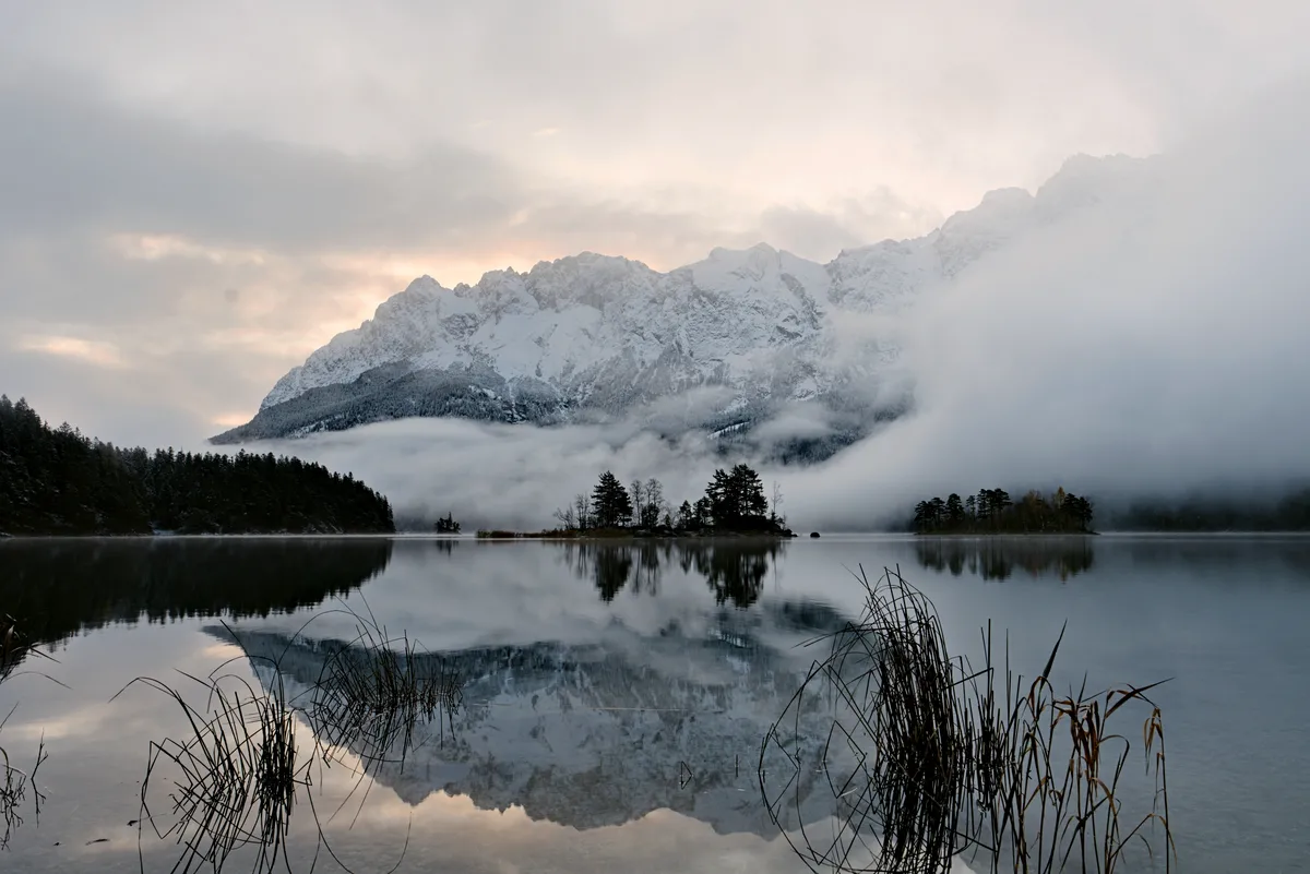 Nebel über dem see an der zugspitze zum sonnenaufgang