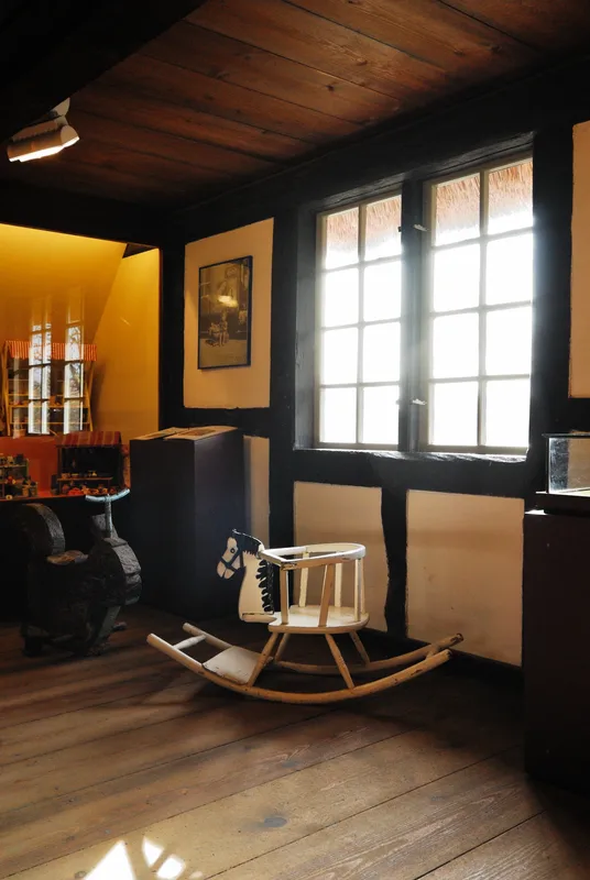 schaukelpferd in einem raum mit holzdielen am fenster