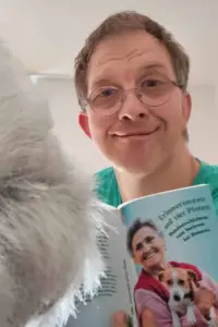 autorenbild uli zeller mit buch beim vorlesen